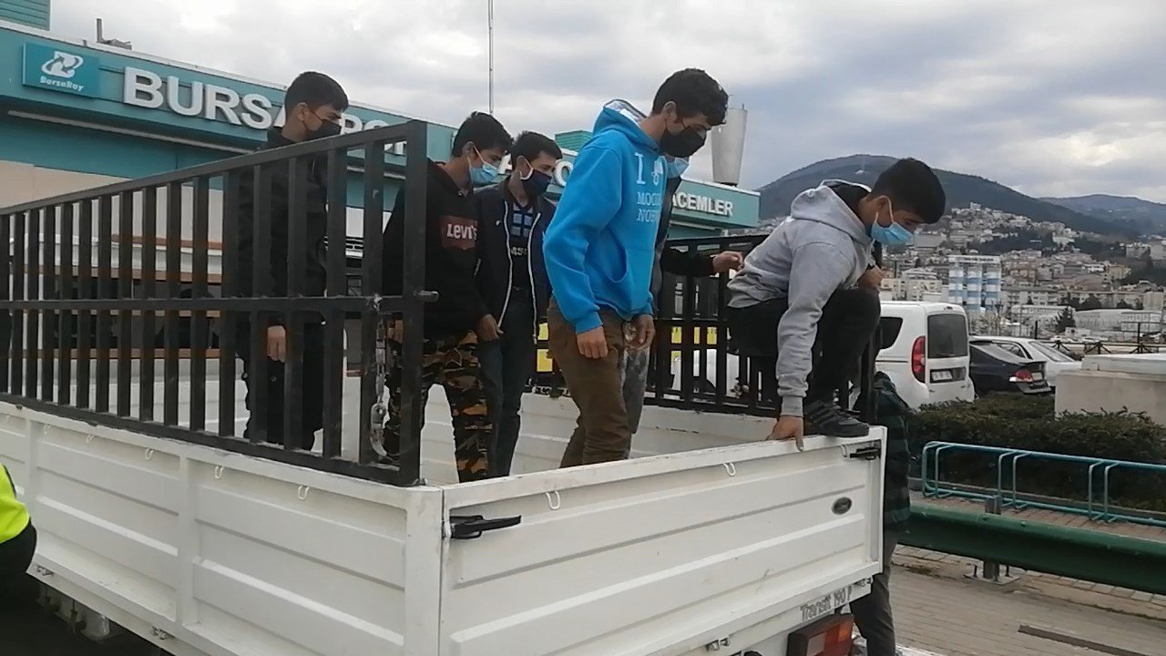 Kısıtlamada Yakalanan 8 Kaçak Göçmen, Düğüne Gidiyormuş