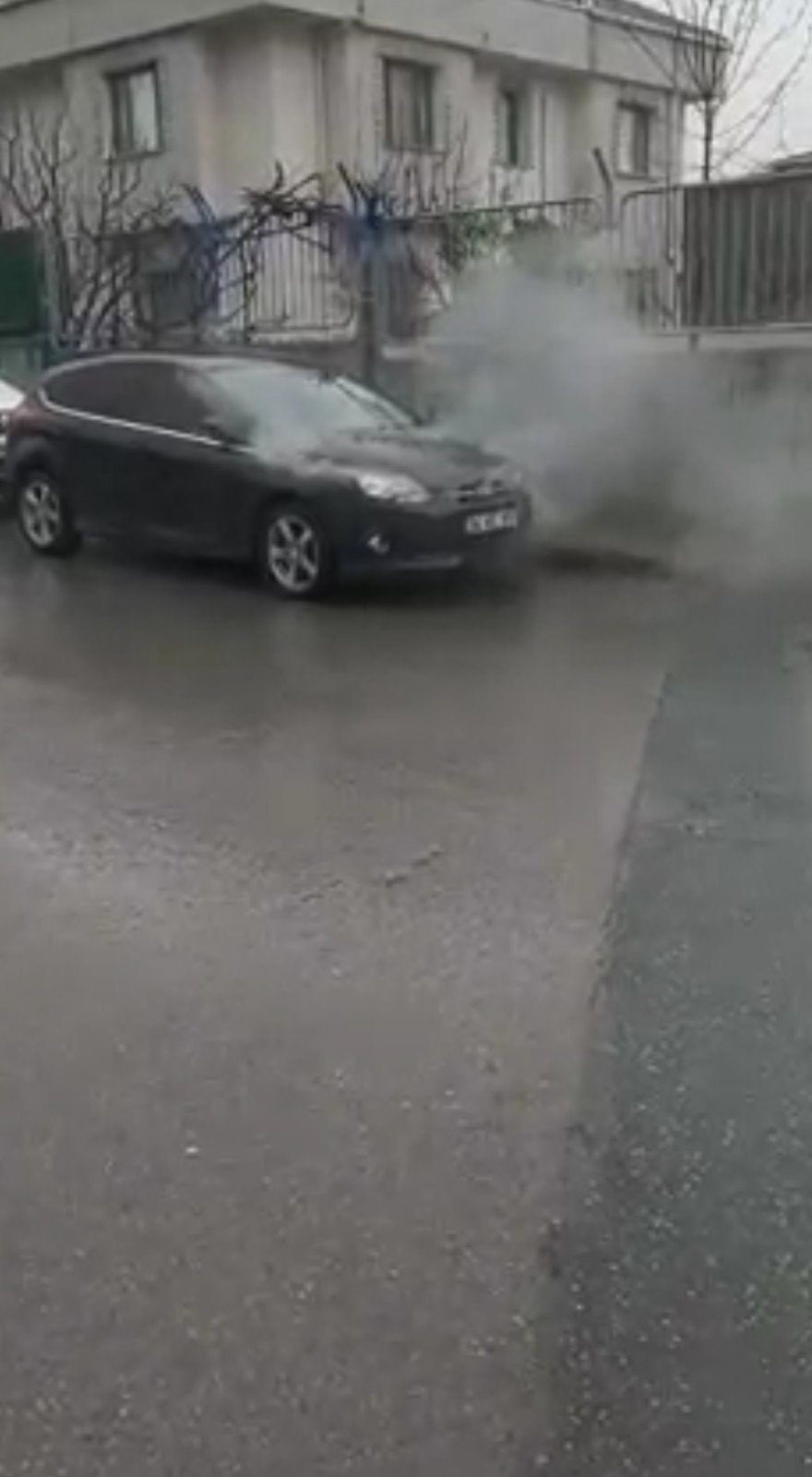 Çekmeköy’de Park Halindeki Otomobilin Alevlere Teslim Olduğu Anlar Kamerada