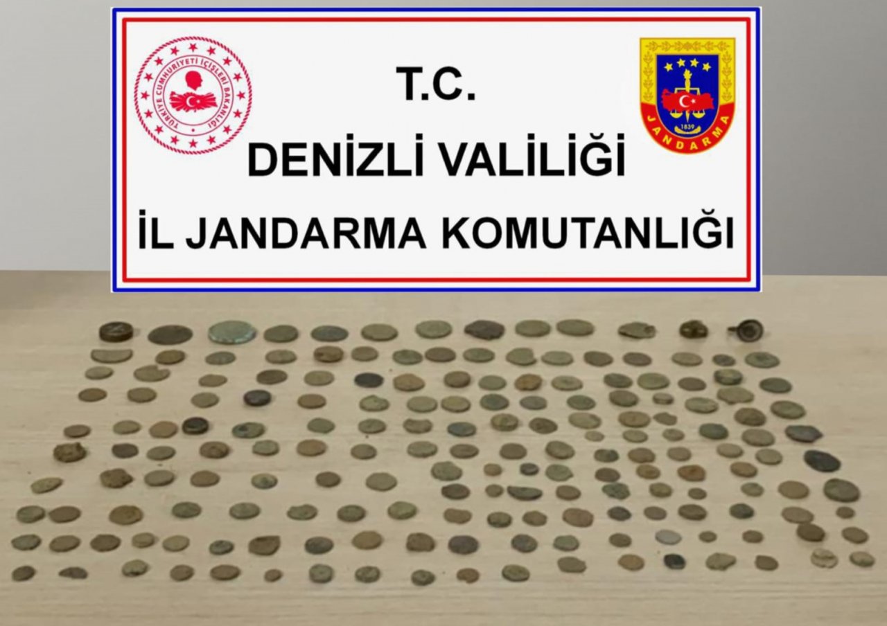 Kaçakçılardan Farklı Dönemlere Ait Çok Sayıda Malzeme Çıktı