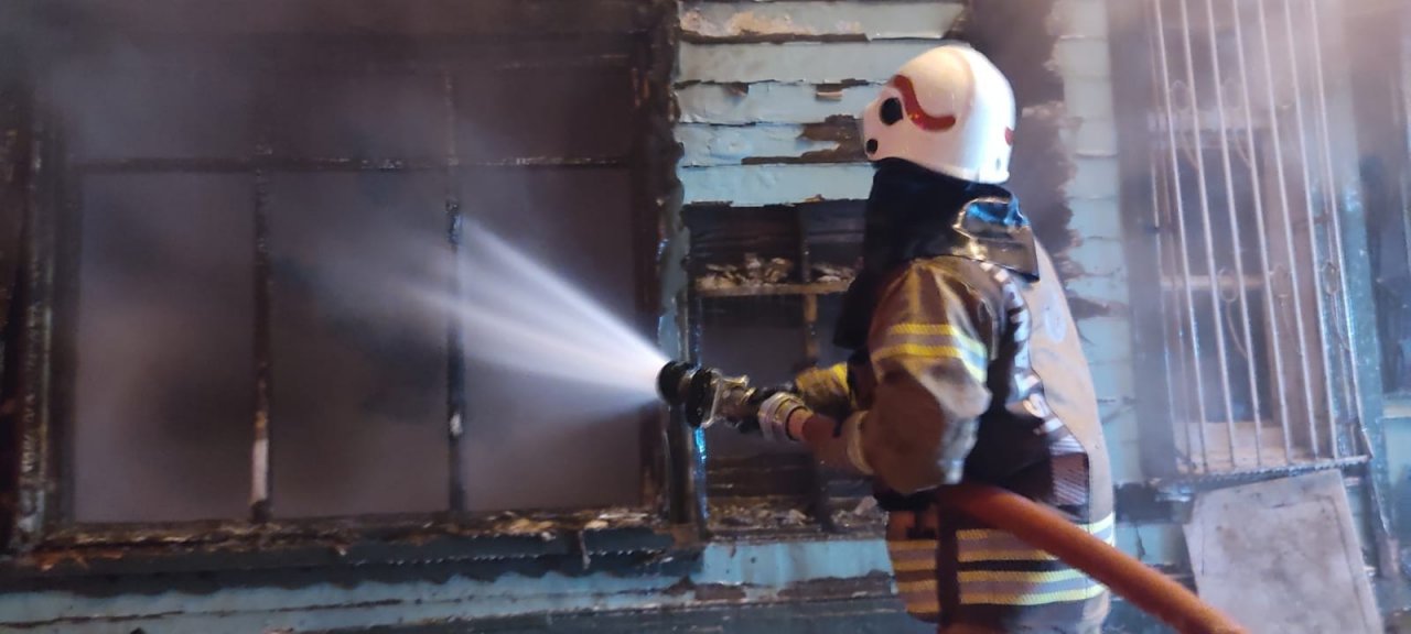 İ̇ki Katlı Ahşap Bina Yanarak Kül Oldu: 1 Yaralı