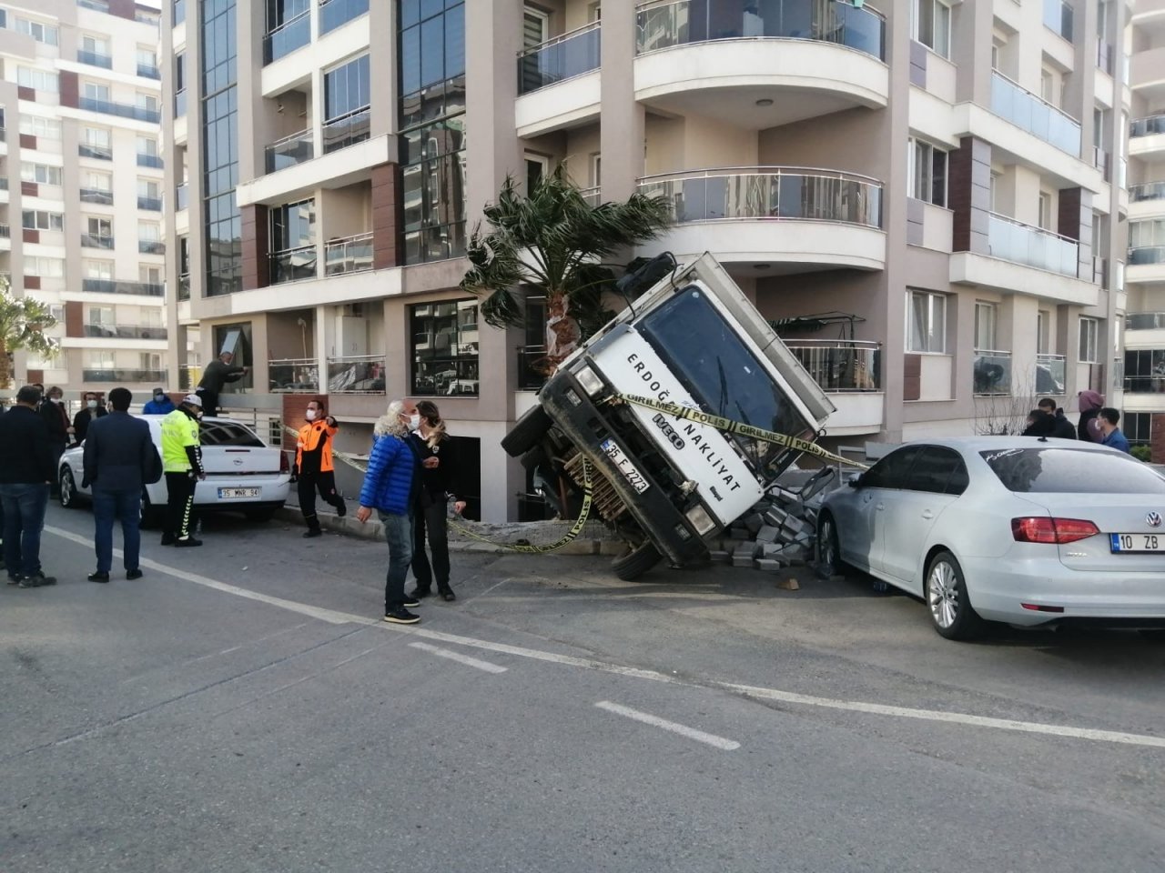 Aliağa’da Freni Patlayan Kamyon İki Aracı Biçti, İstinat Duvarını Yıktı
