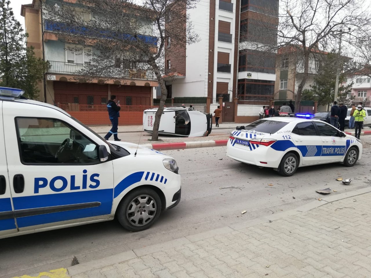 Karaman’da Ağaca Çarptıktan Sonra Tekeri Kopan Hafif Ticari Araç Yan Yattı