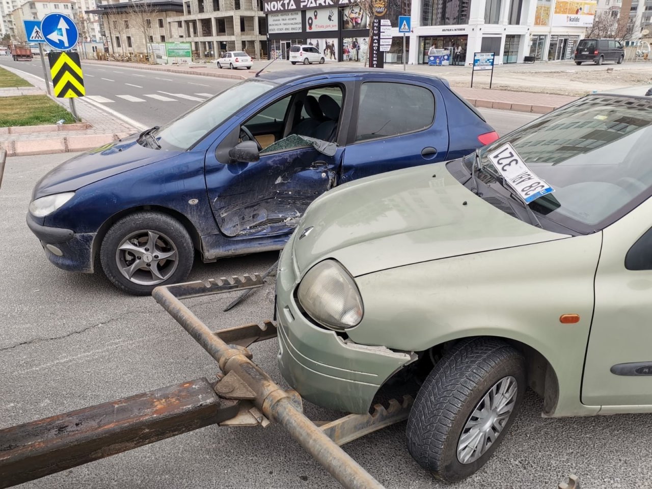 Otomobiller Çarpıştı: 2 Yaralı