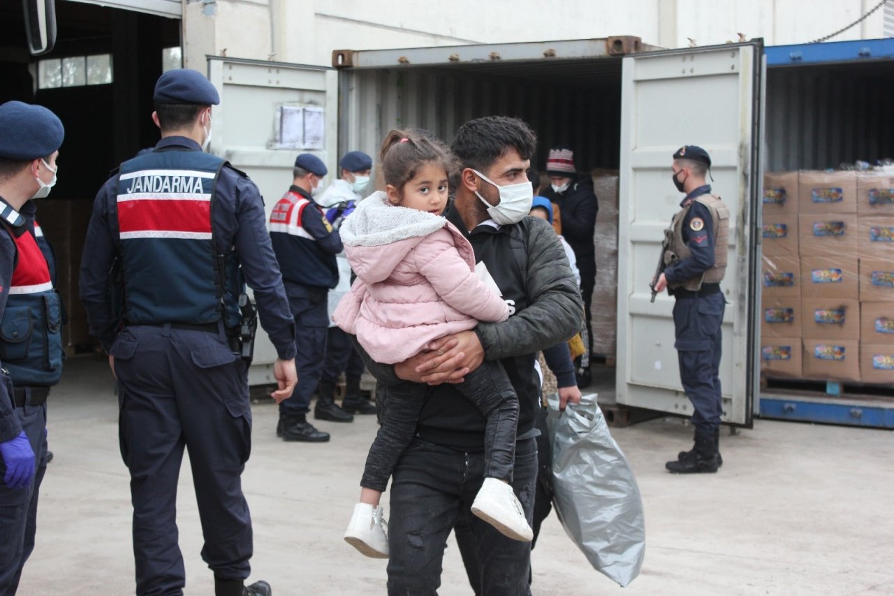 İ̇zmir’de Konteyner İçinde Yakalanan 91 Düzensiz Göçmen Karakola Götürüldü