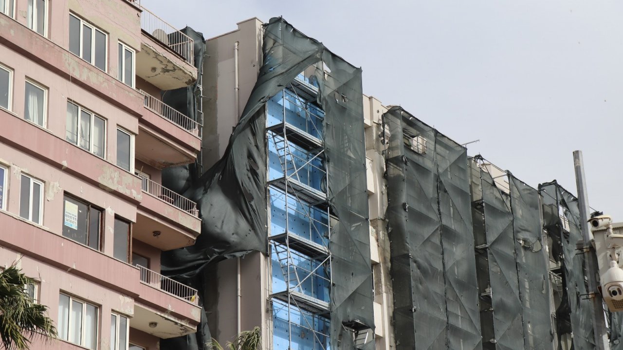 Denizli’de Vatandaşlar Caddede Yürümekte Güçlük Çekti