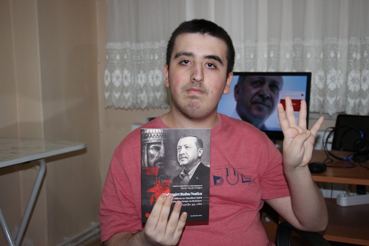 Otizmli Gencin Cumhurbaşkanı Erdoğan Sevgisi