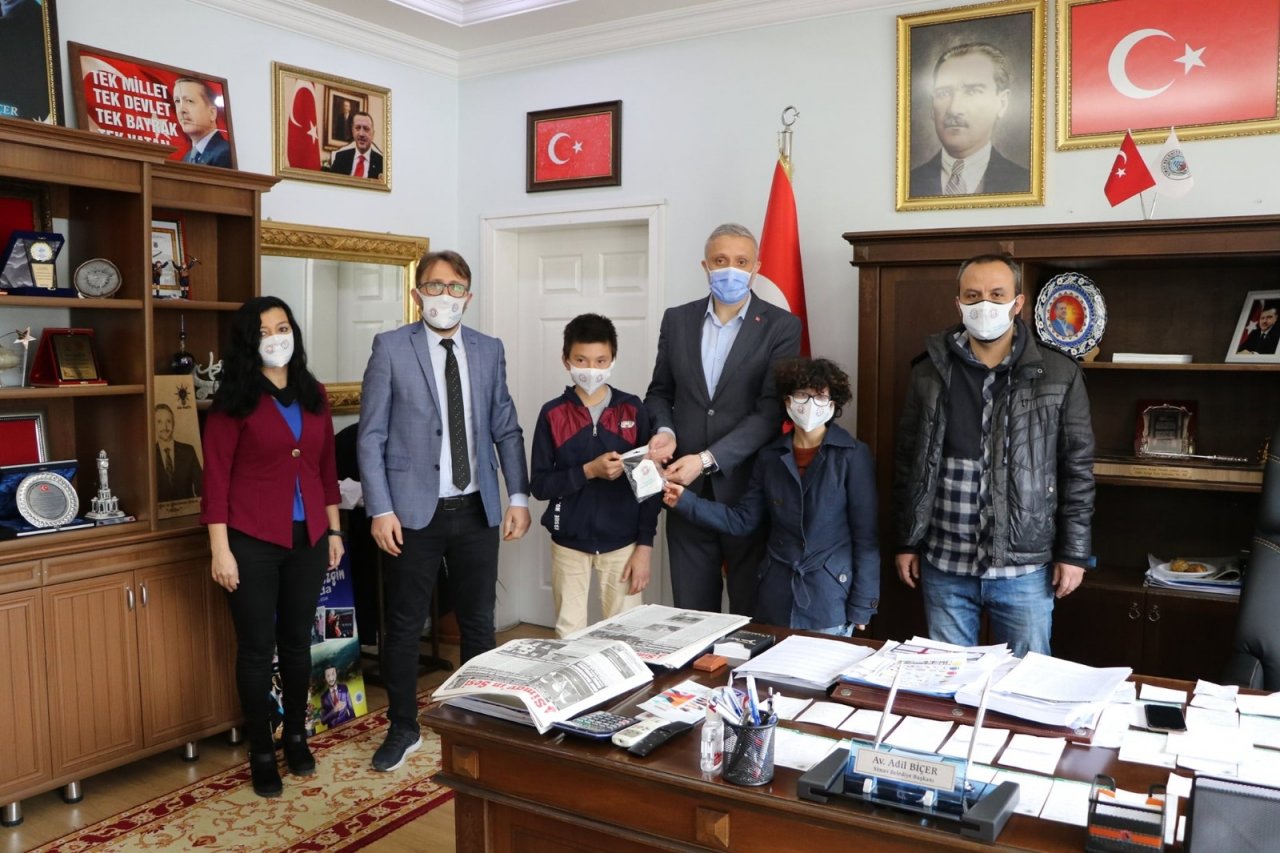 Otizmli Öğrencilerden Başkan Biçer’e Maske Sürprizi