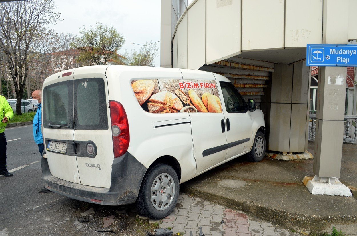 Üst Geçidin Altına Girerek Durabildi