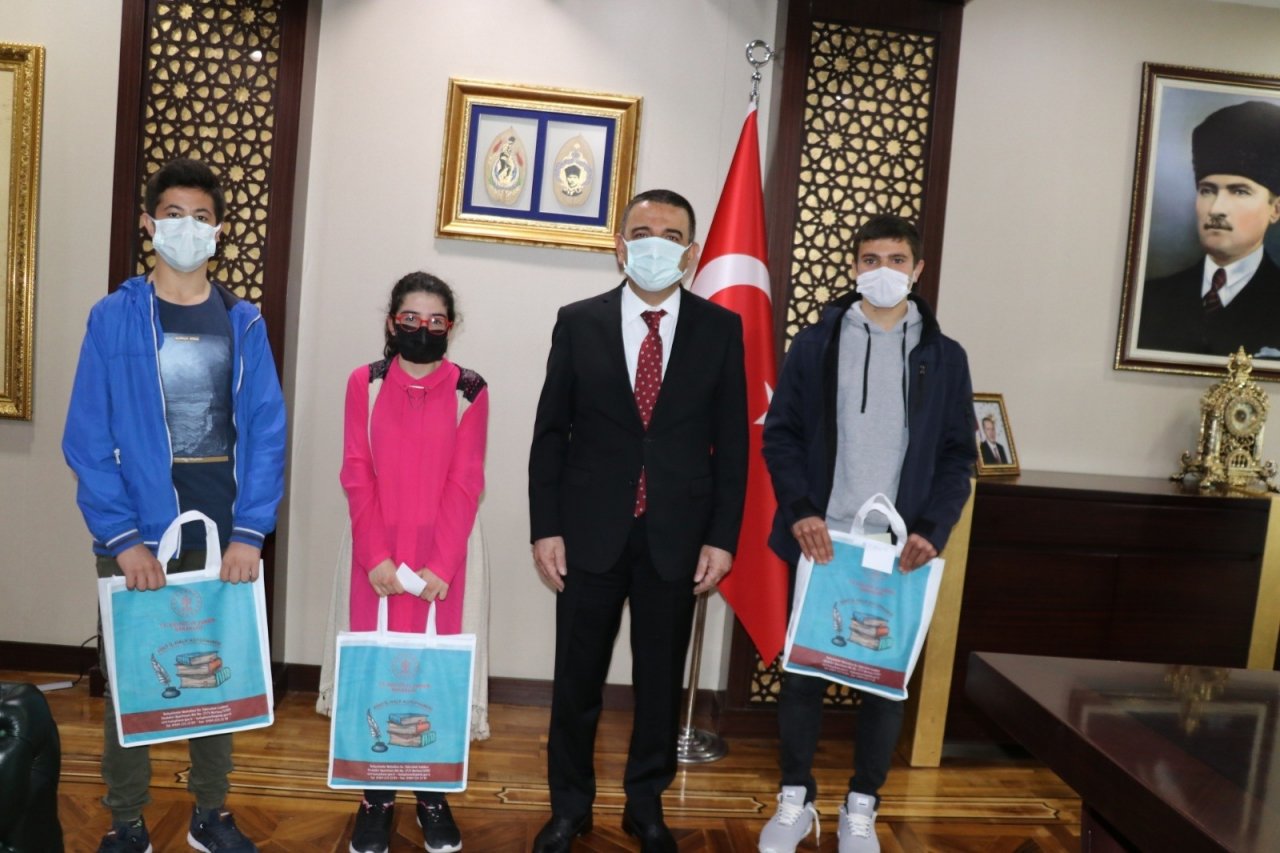 Siirt Valisi Hacıbektaşoğlu Kütüphane Çalışanları Heyeti İle Görüştü