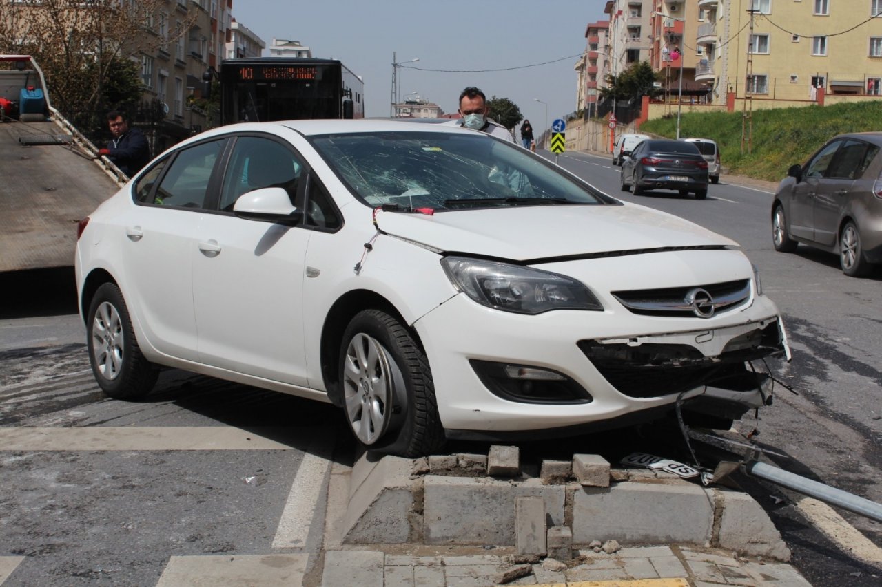 Ümraniye’de İki Otomobil Kafa Kafaya Çarpıştı, Sürücü Araçta Sıkıştı