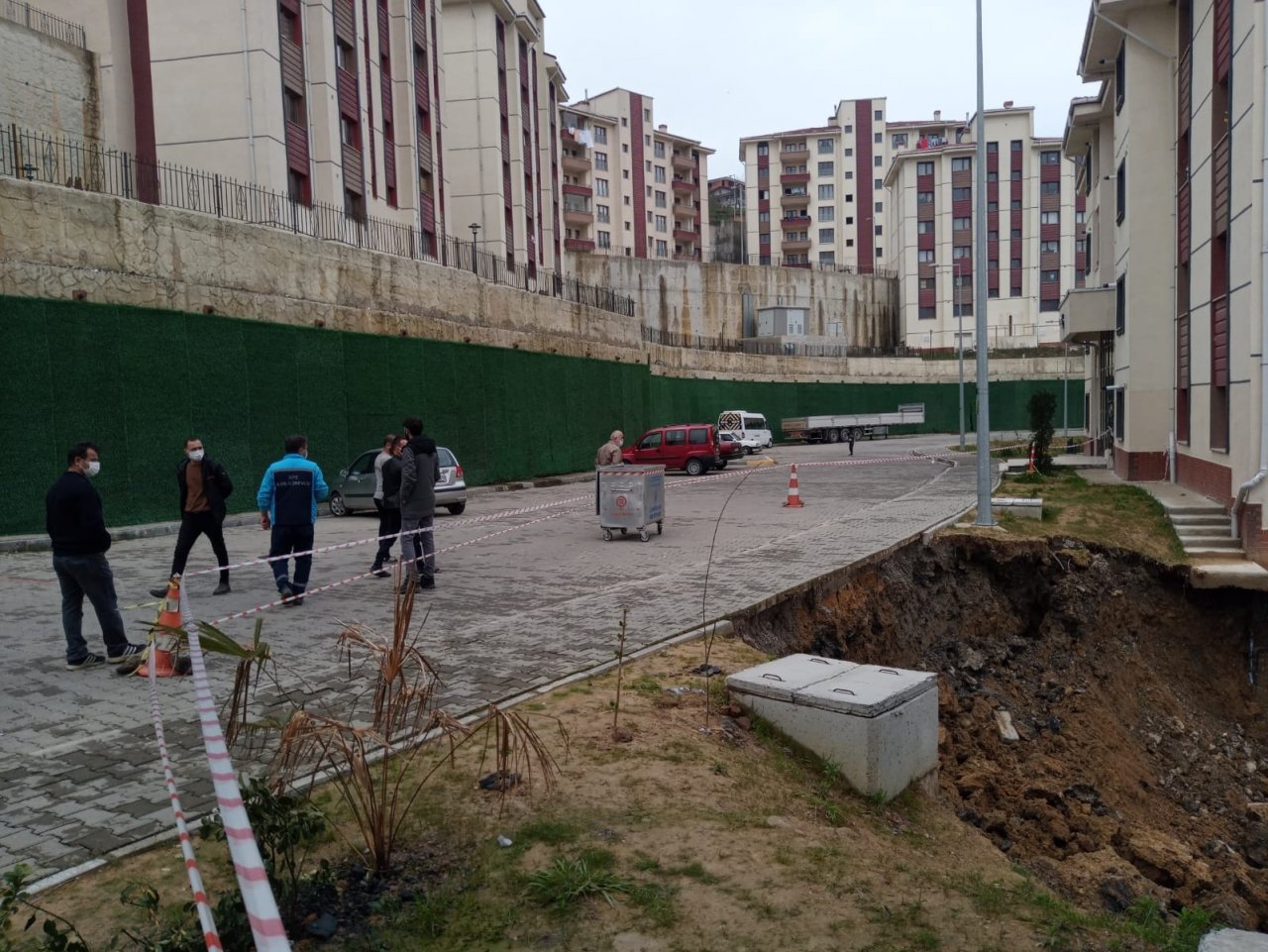 İ̇ki Bina Arasında Meydana Gelen Heyelan Sonucunda İstinat Duvarı Çöktü