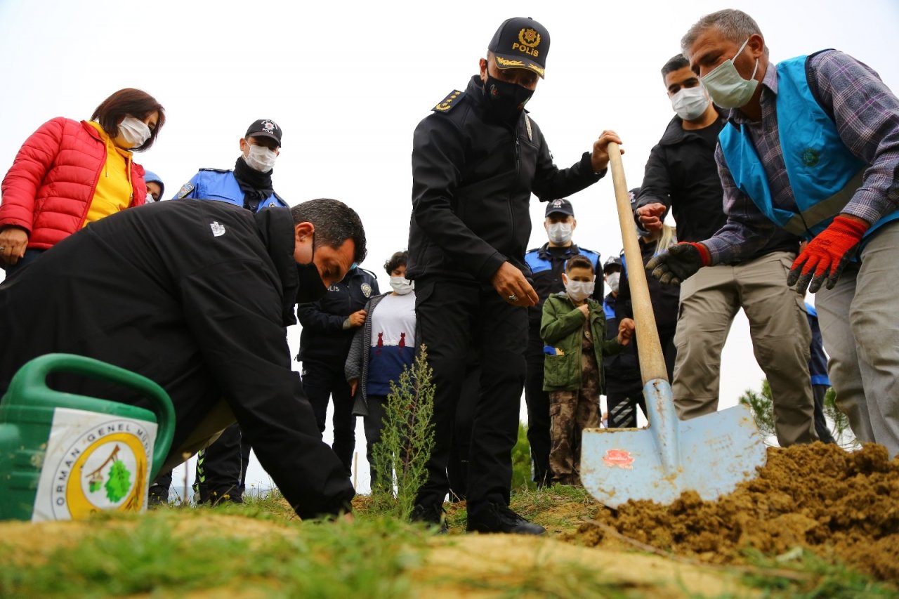 135 Şehit İçin Çocuk Ve Eşleri 135 Fidan Dikti