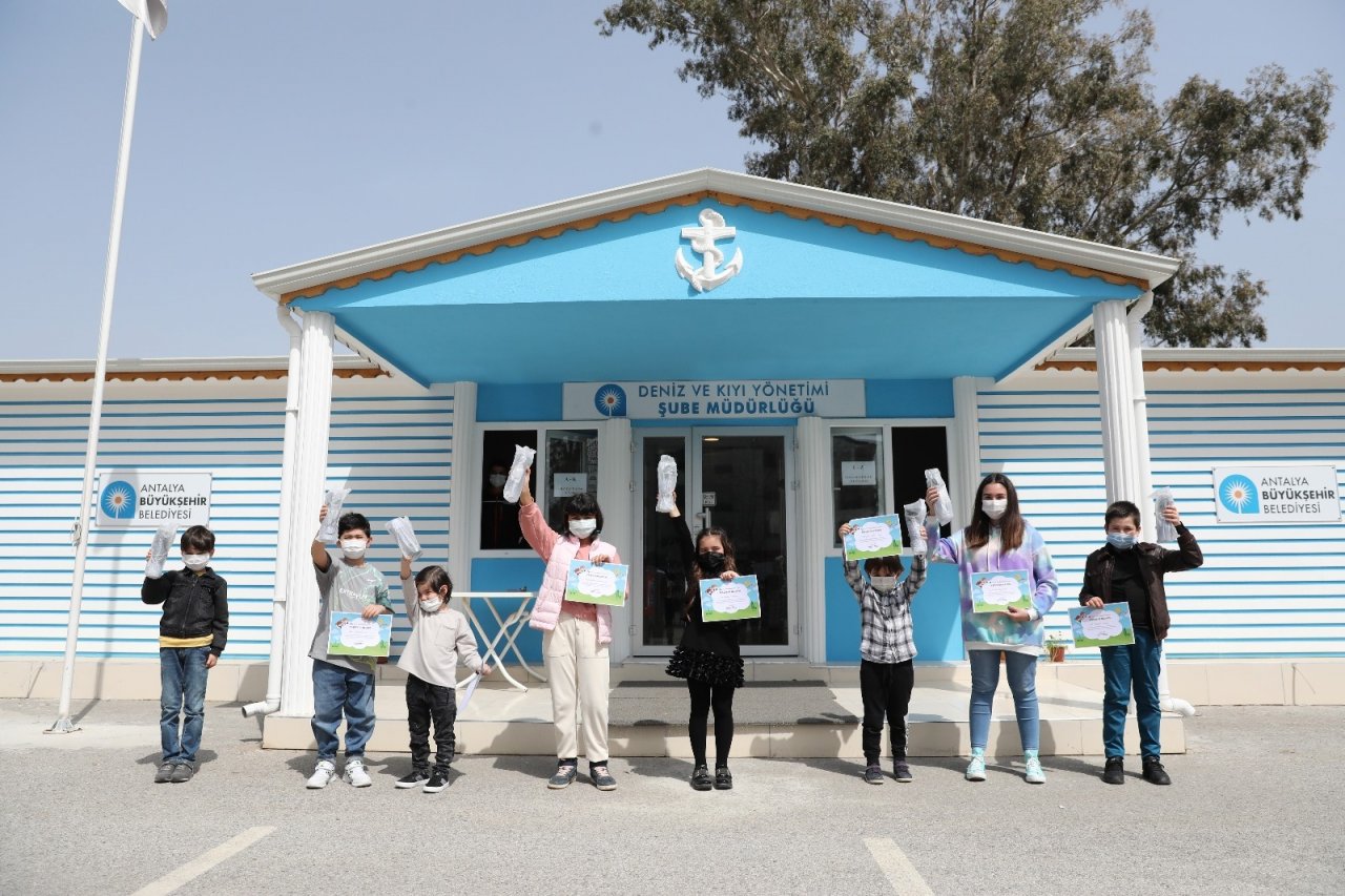 Antalya’nın Çocuk Su Elçilerine Matara Hediye Edildi