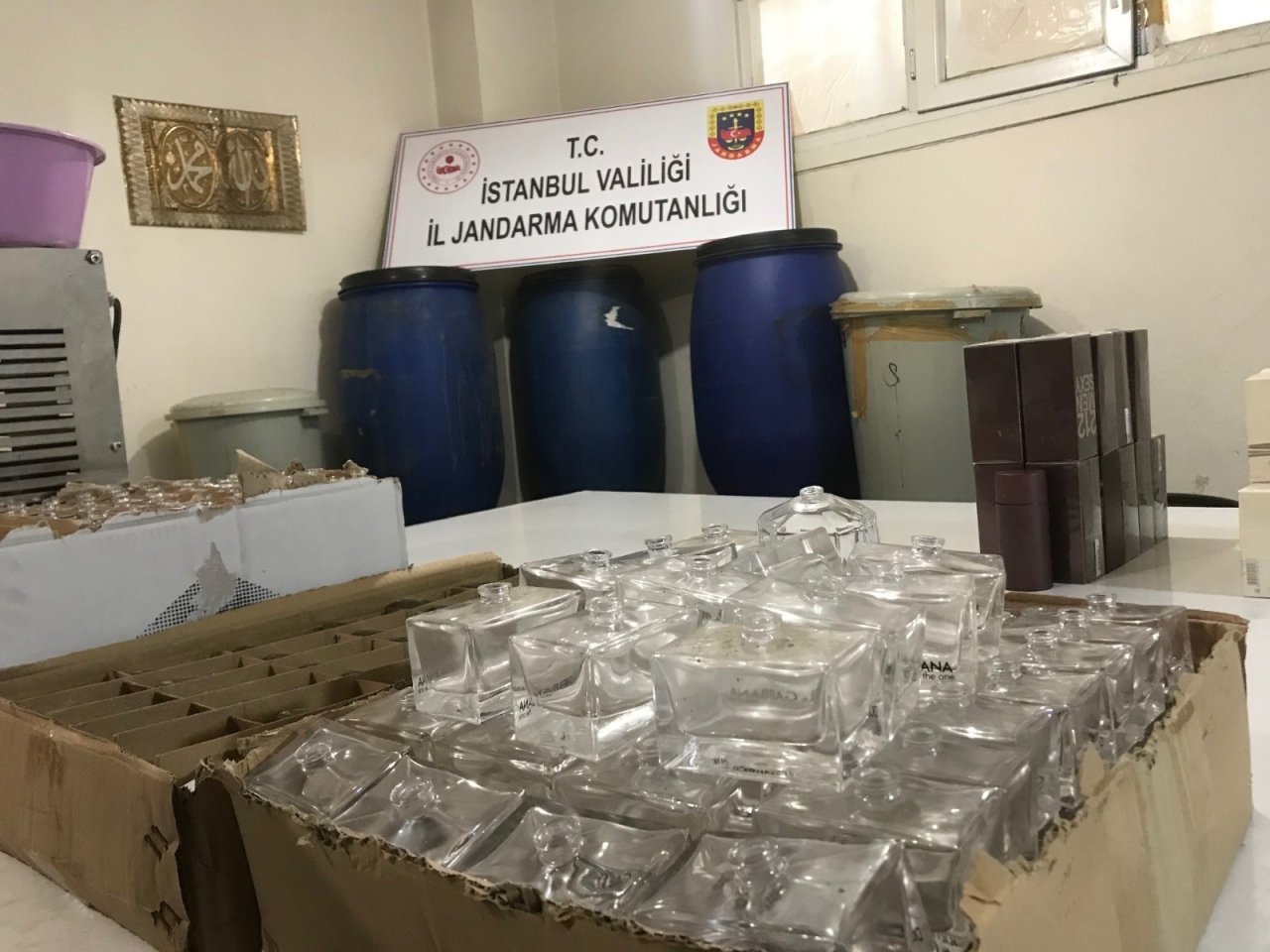 Jandarmadan Sahte Parfüm Üretim Tesisine Operasyon