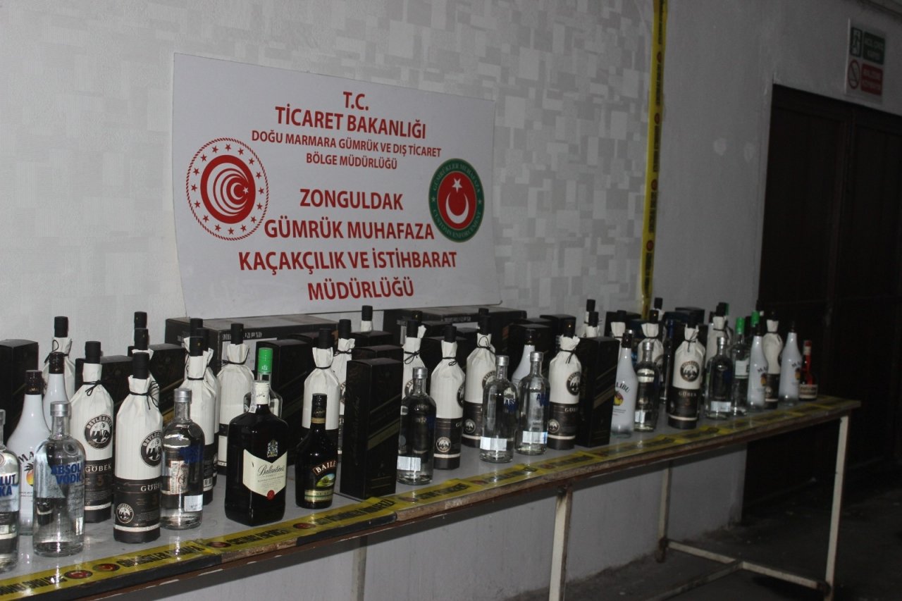 Yabancı Bayraklı Gemide Piyasa 21 Bin Liralık Kaçak İçki Ele Geçirildi