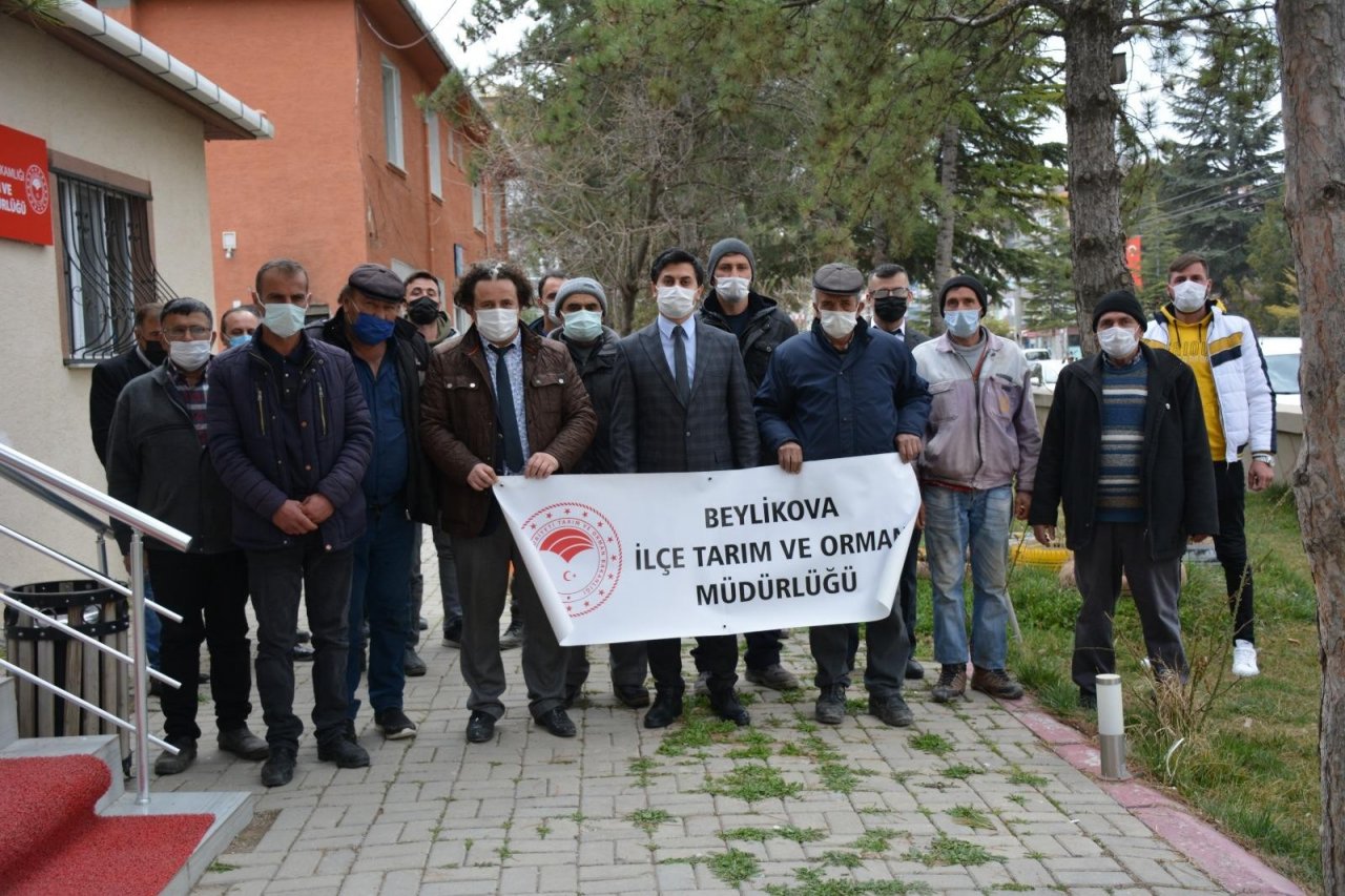 Beylikova’da 40 Çiftçiye Ücretsiz Tohum Dağıtımı Yapıldı