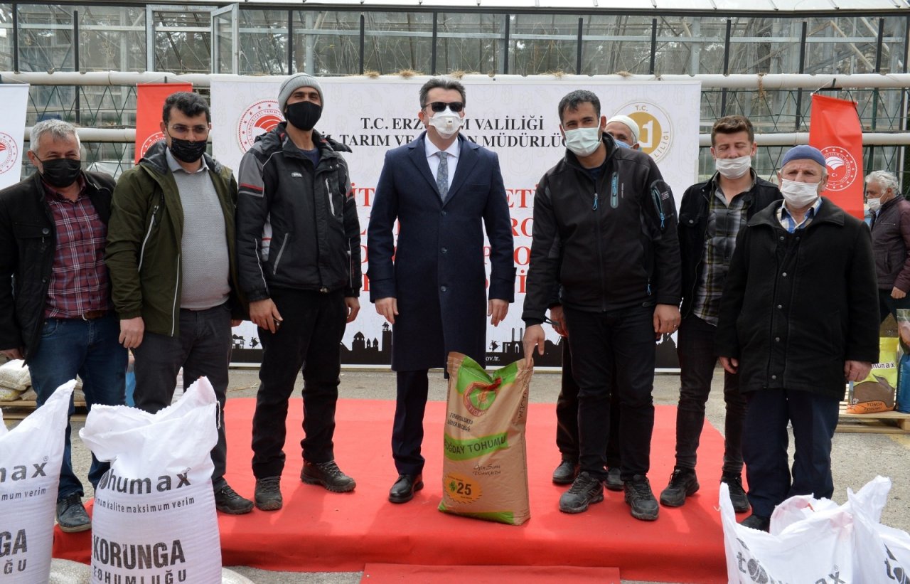 Erzurum’da Çiftçilere Yem Bitkisi Tohumu Dağıtıldı