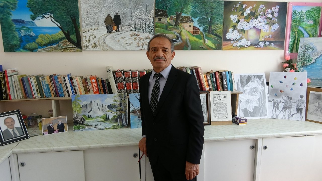 Ressam Muhtar, Muhtarlığın Bir Odasını Resim Salonuna Dönüştürdü