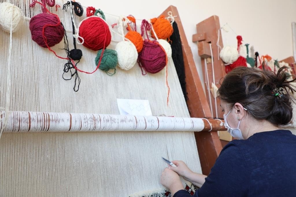 Kars Belediyesi’nden Halı Dokuma Kursu
