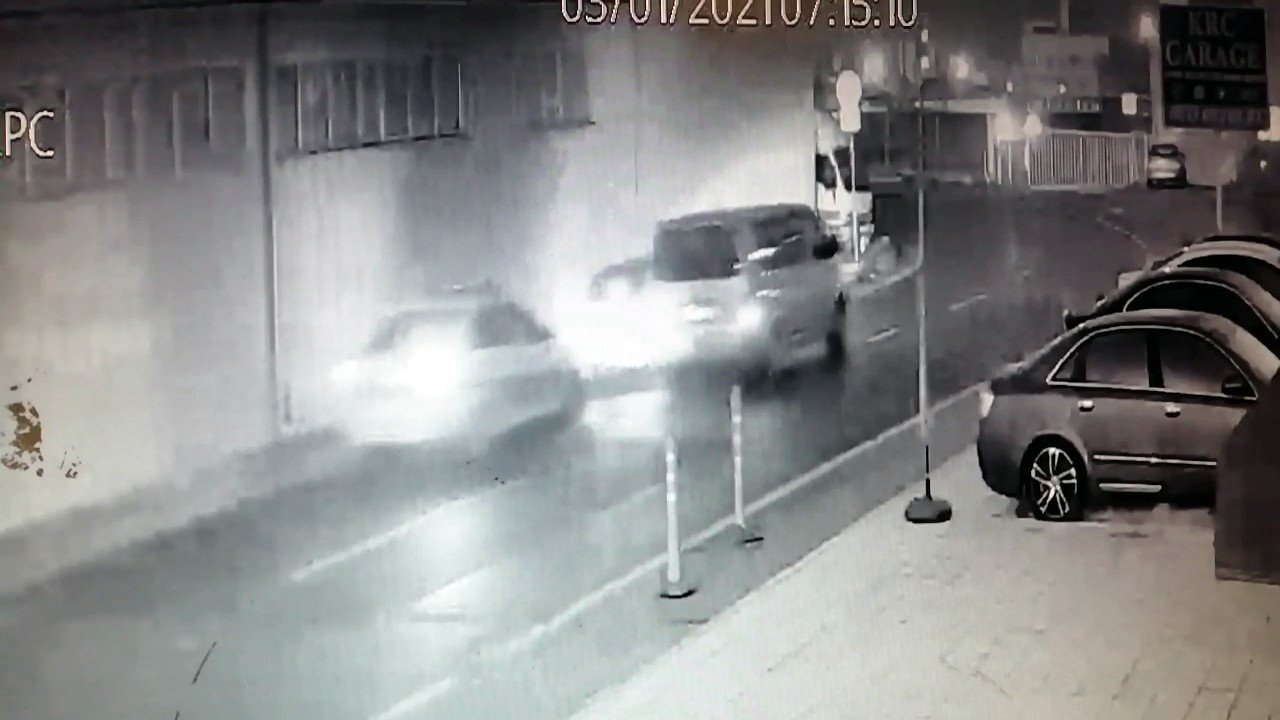 Kartal’da Polisten Kaçan Hırsızların Vatandaşın Aracına Vurarak Kaçtığı Anlar Kamerada