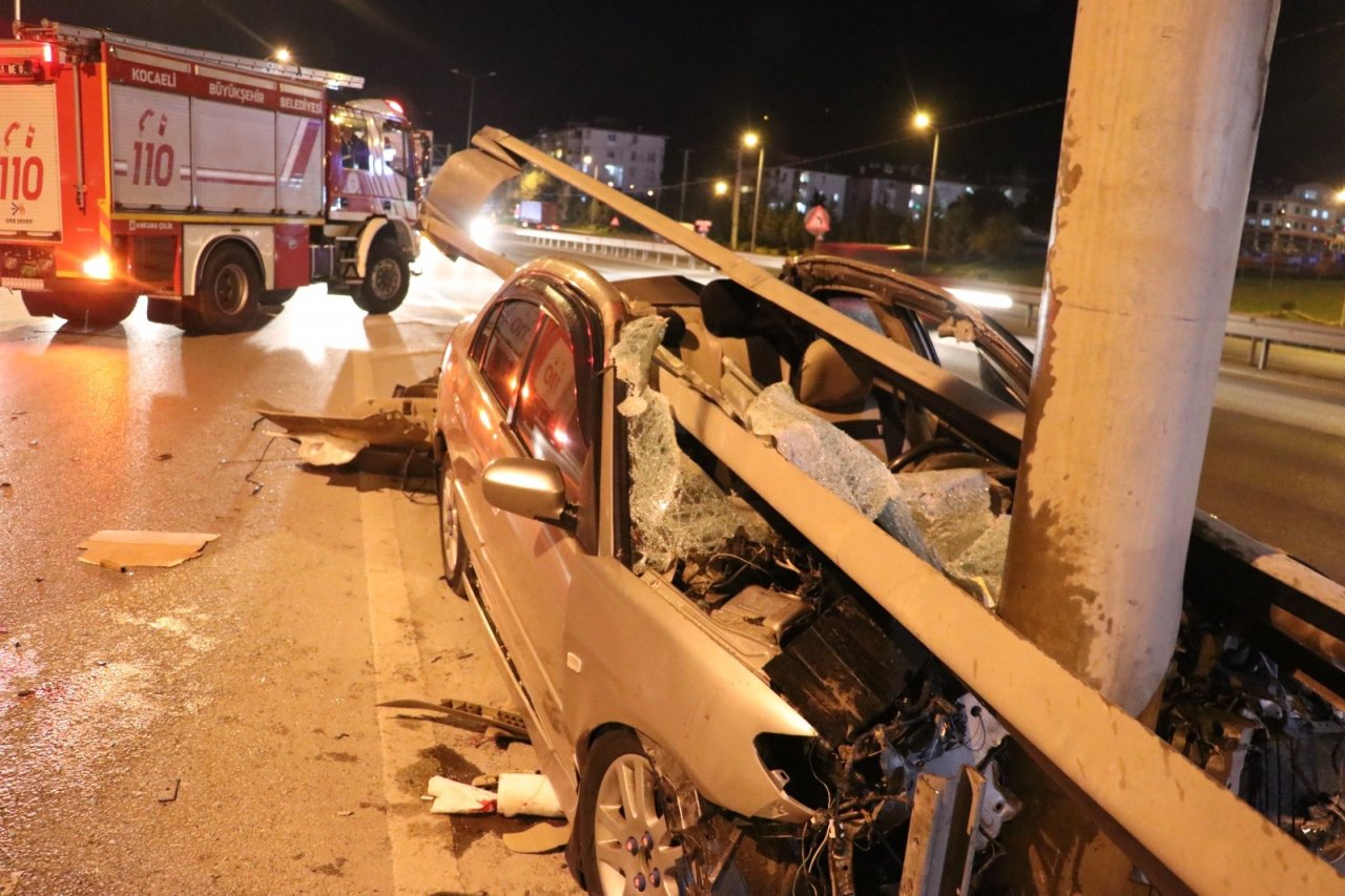 Kontrolden Çıkan Otomobil Bariyerlere Ok Gibi Saplandı: 2 Yaralı