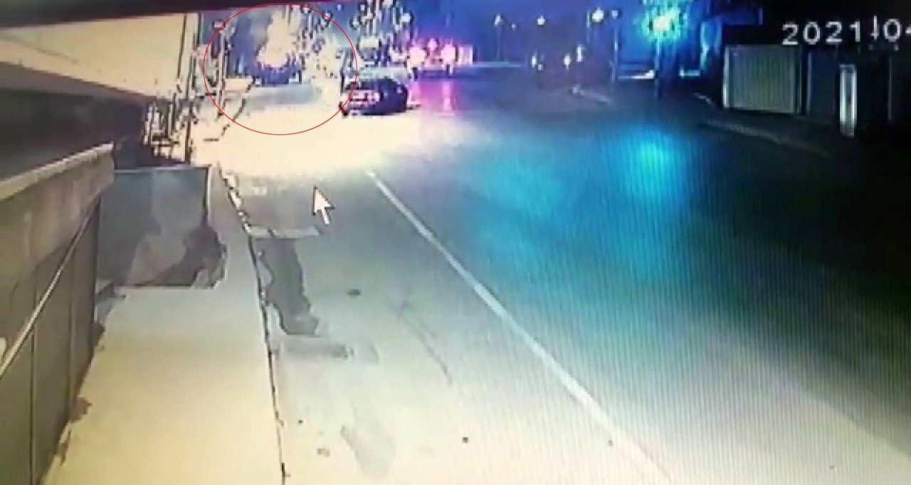 Pendik’te Alev Topuna Dönen Araç Yangınının Görüntüleri Güvenlik Kameralarına Yansıdı