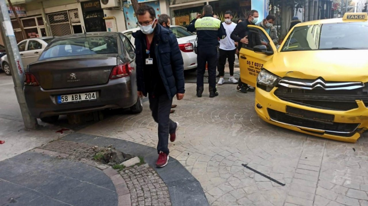 Samsun’da Kaza Yapan Otomobil Kaldırımdaki Yayaya Çarptı: 1 Yaralı