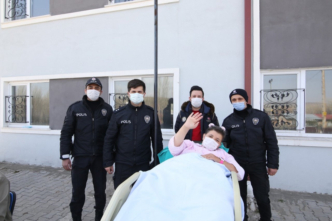 Hasta Yakınları Bize Saldırıyor İhbarında Bulunup, Polis Ekiplerine Sürpriz Yaptılar