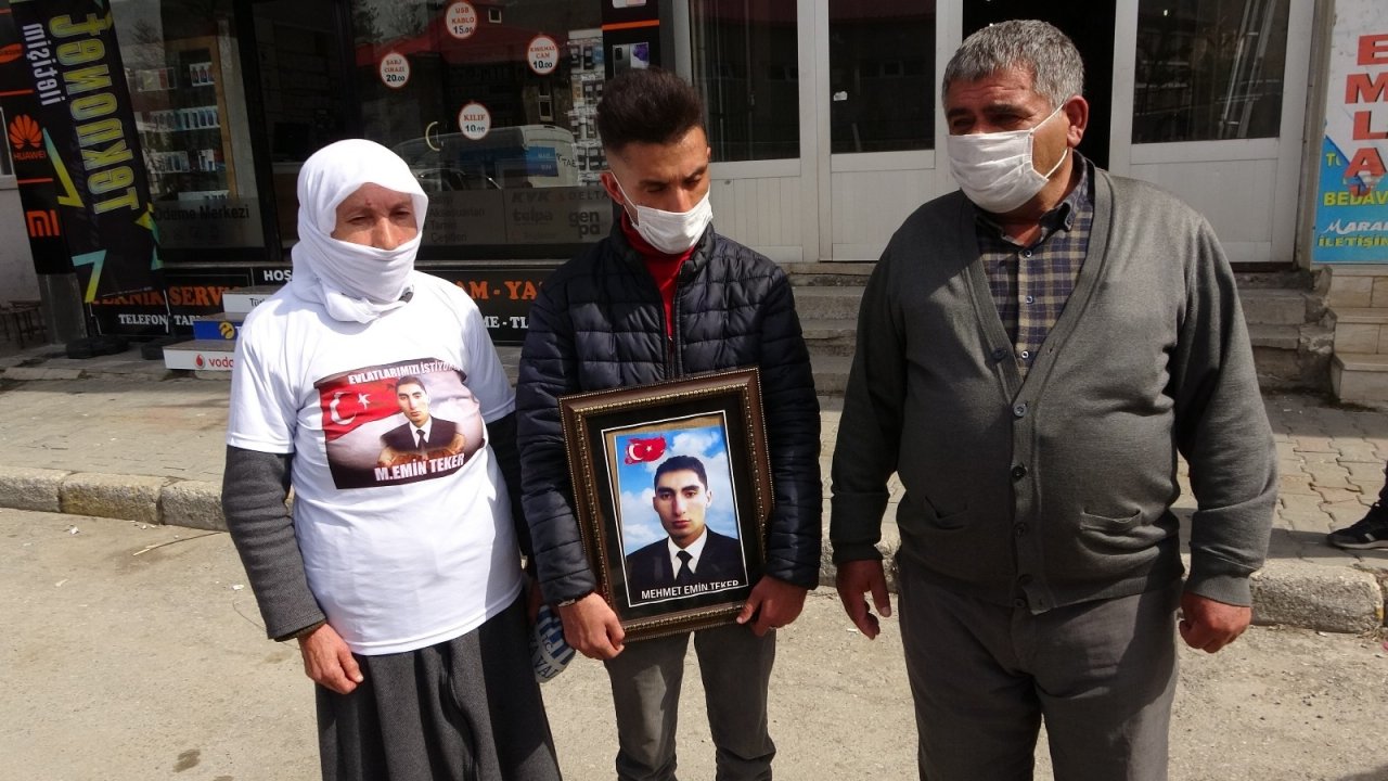 Muş’ta Gözü Yaşlı Aileler Hdp Önünde Oturma Eylemi Başlattı