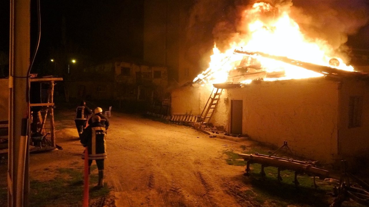 Tokat’ta Ahşap Ev Alev Alev Yandı
