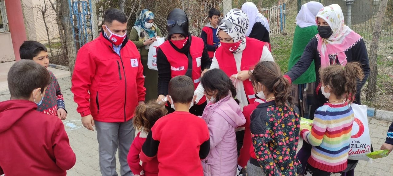 Türk Kızılay’ı Bayrampaşa Kadın Kolları’ndan Van’a Isıtan Ziyaret