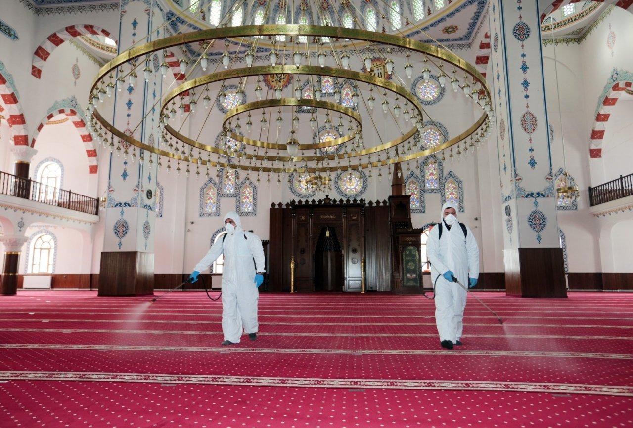Van’da Ramazan Öncesi Camiler Dezenfekte Edildi