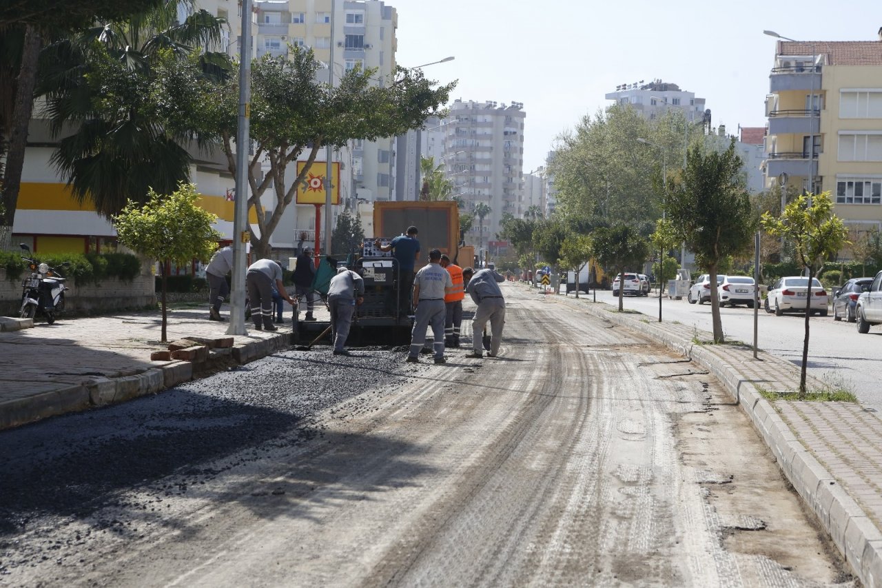 Çınarlı Caddesi’ne Sıcak Asfalt Çalışması