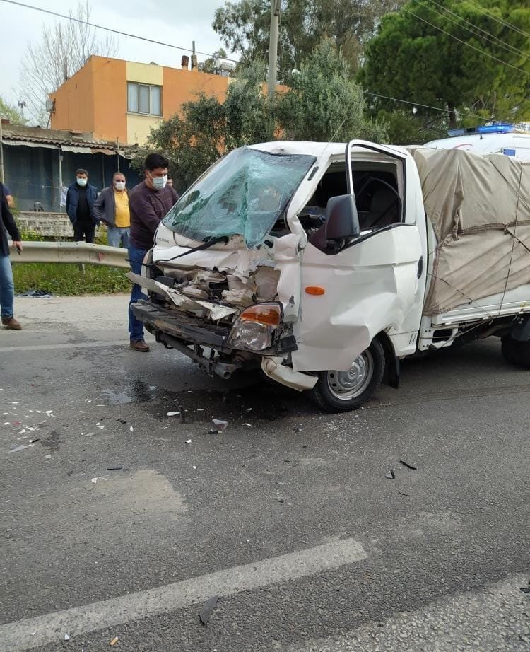 Tıra Arkadan Çarpan Kamyonetin Sürücüsü Yaralandı