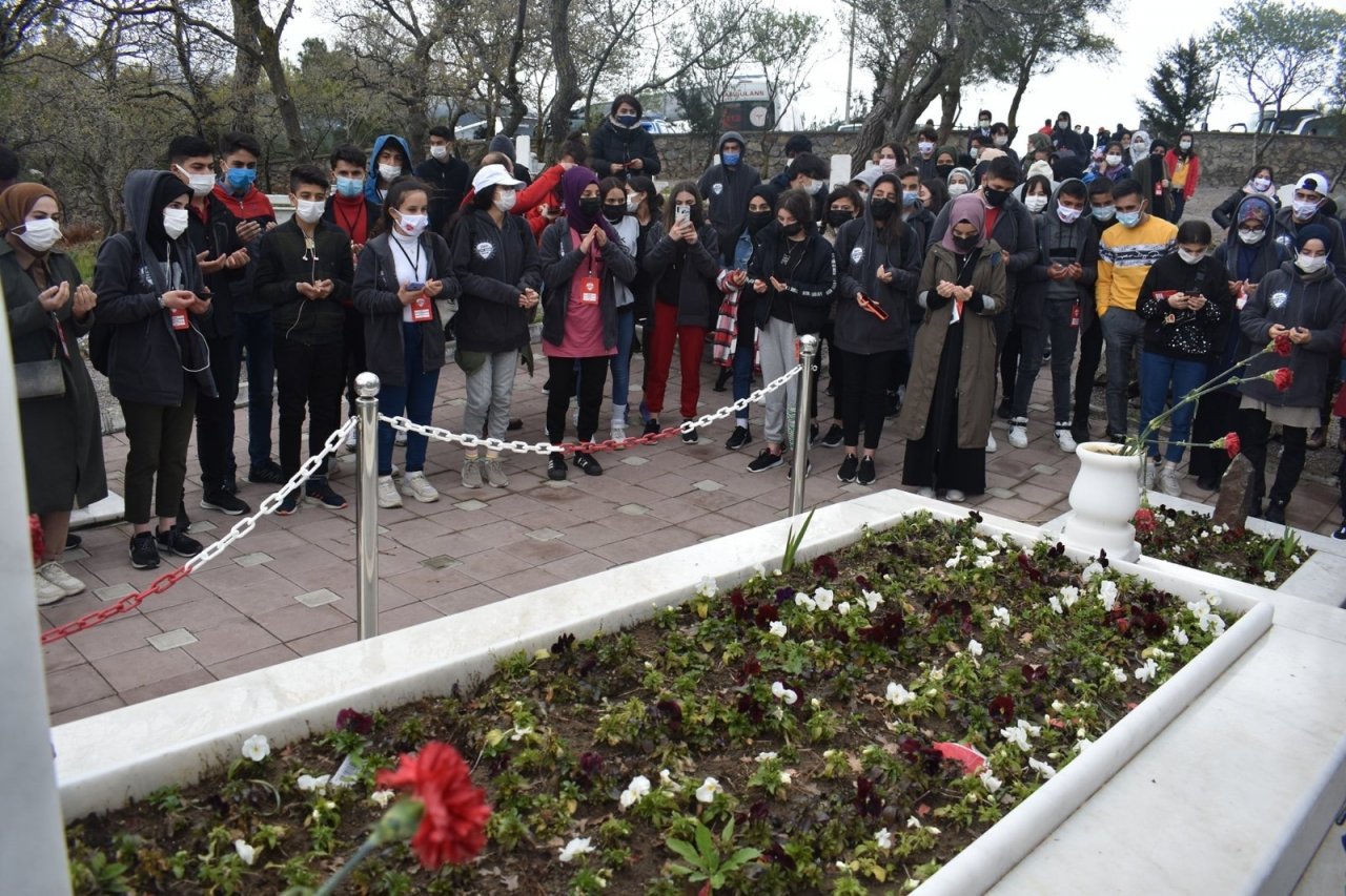 "yarın Çok Genç Olacak Projesi" Kapsamında 160 Öğrenci Koca Seyit’in Mezarını Ziyaret Etti