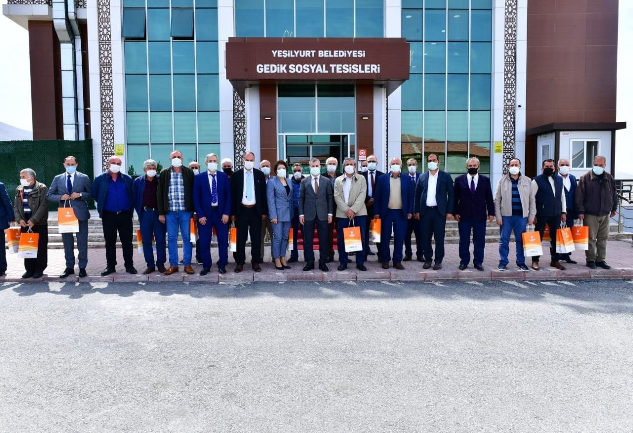 Çınar, Yeşilyurt Belediyesi’nden Emekli Olan Personellere Plaket Takdim Etti