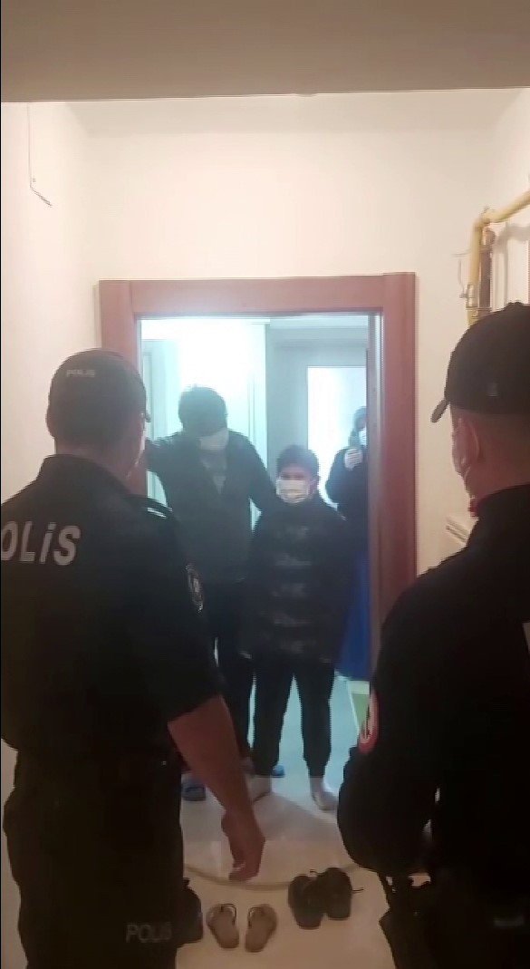 İ̇zolasyondaki Aileye Polislerden Doğum Günü Sürprizi