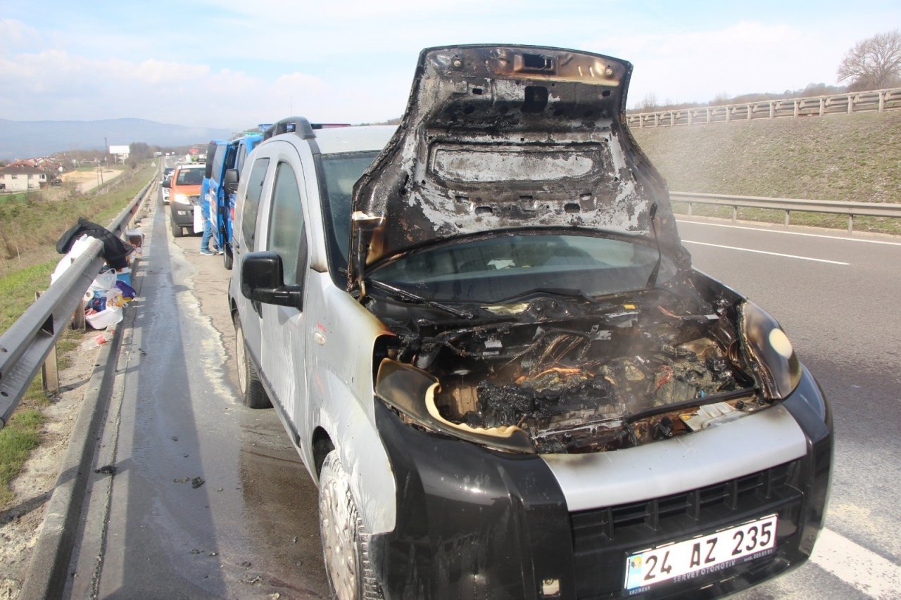 Tem’de Motor Kısmı Yanan Hafif Ticari Araç Kullanılamaz Hale Geldi