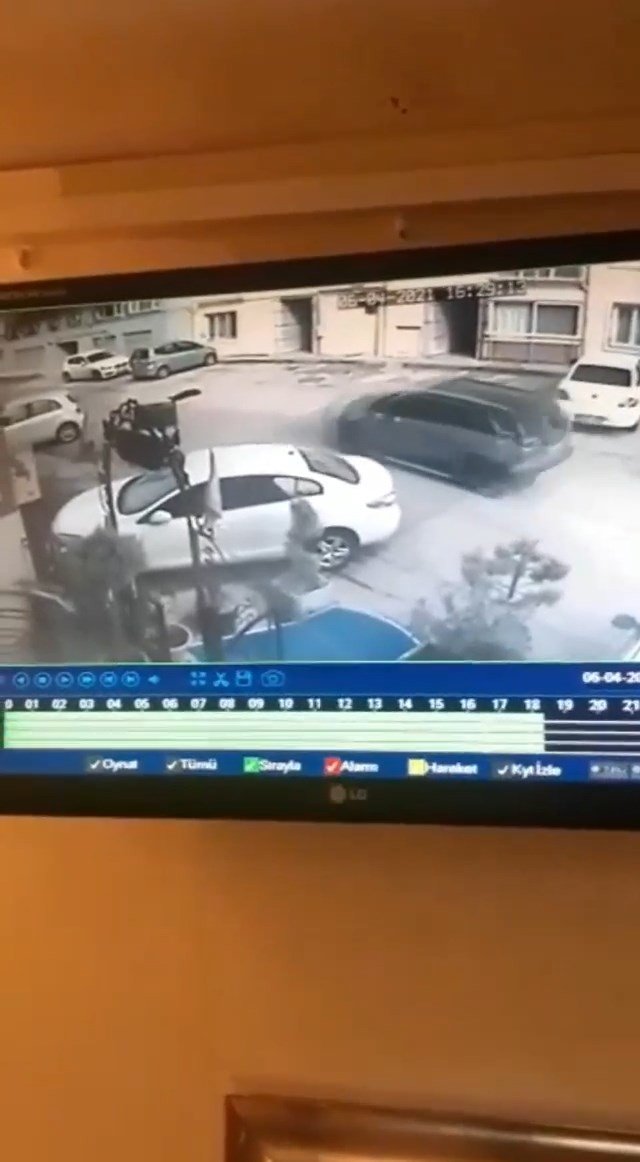 Bursa’da Jip Sürücüsünün Uyuyan Köpeği Ezdiği Anlar Güvenlik Kamerasına Yansıdı