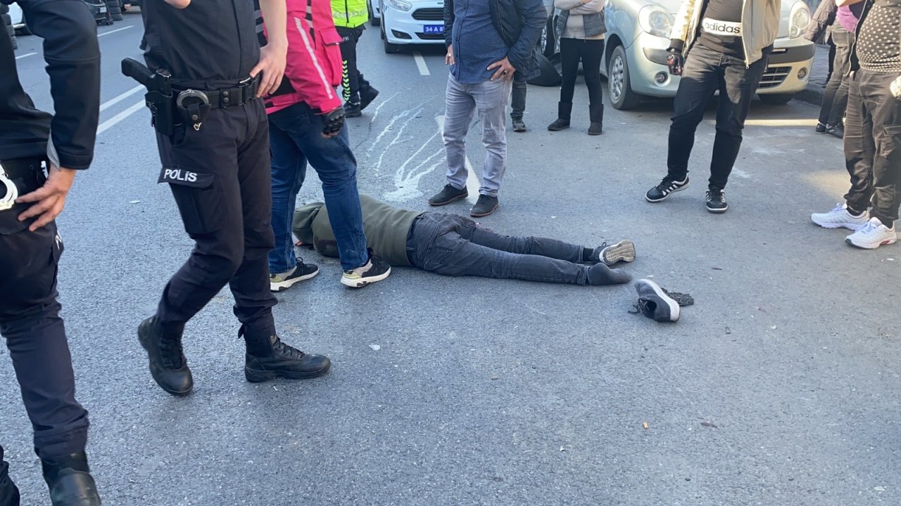 Kağıthane’de Aracın Çarptığı Motosikletli Genç Ağır Yaralandı.. O Anlar Kamerada