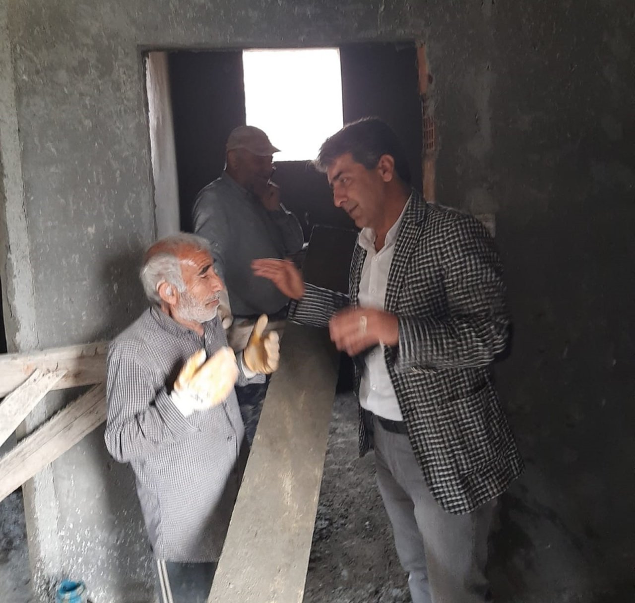 İ̇nşaatta Yaşayan 60 Yaşındaki Vatandaşa Muhtarlar Sahip Çıktı