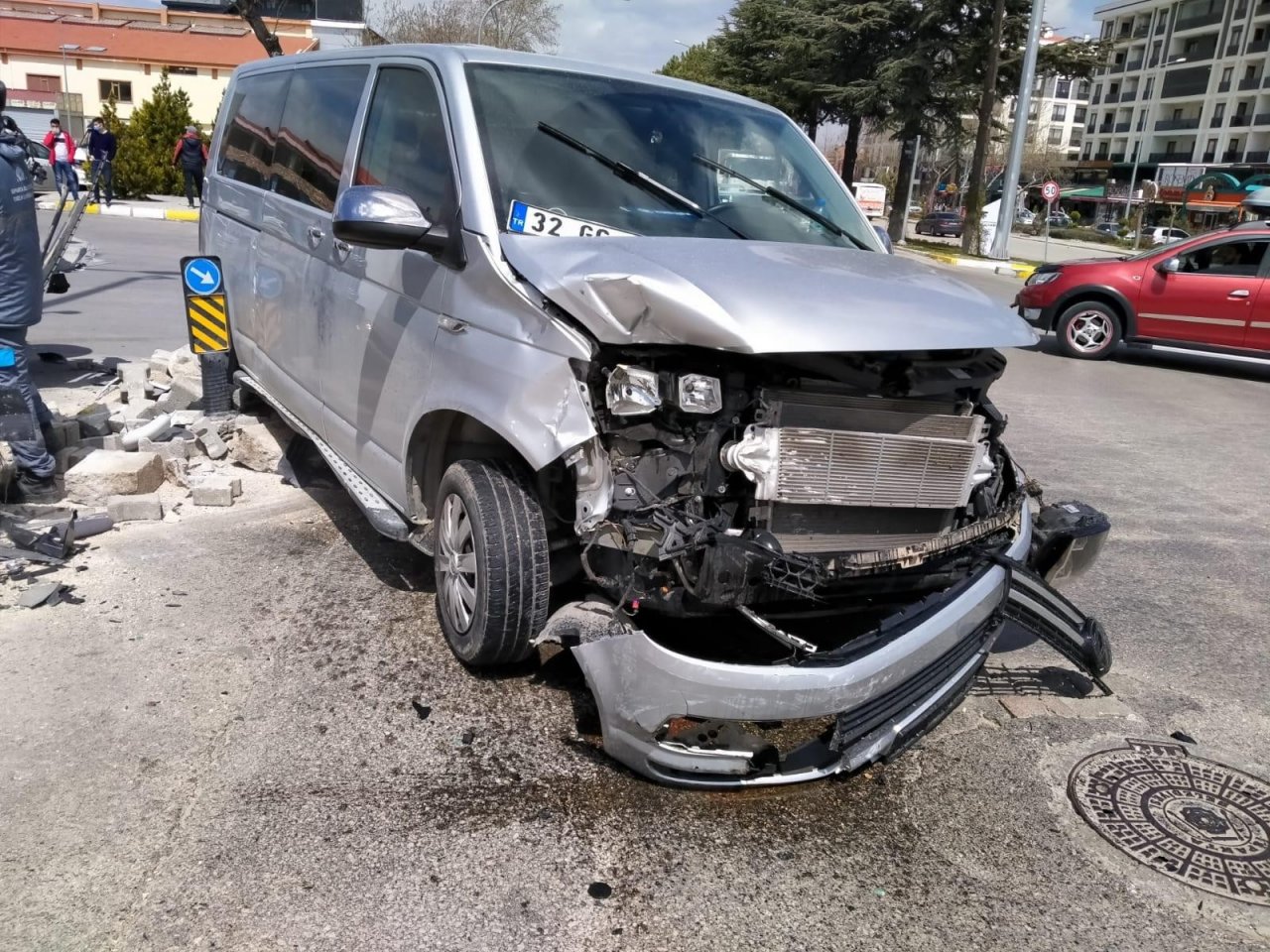 Isparta’da Hafif Ticari Araç İle Minibüs Çarpıştı: 1 Yaralı