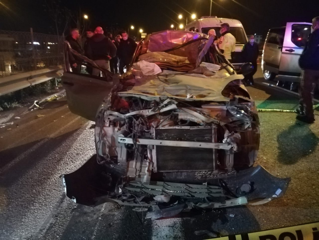 İ̇zmir’de Otomobil Tıra Arkadan Çarptı: 1 Ölü, 1 Yaralı