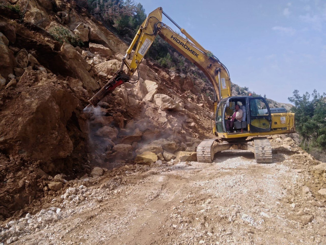 Heyelanda Kapanan Yol Açıldı