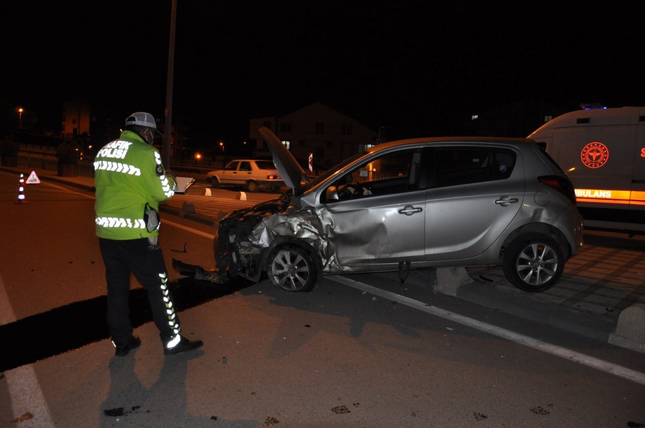 Karaman’da Çarpışan Otomobiller Kaldırıma Savruldu: 1 Yaralı