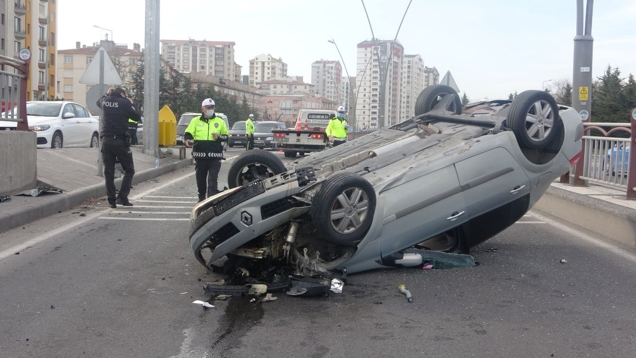 Refüje Çarpan Araç Ters Döndü