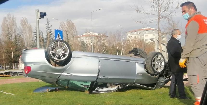 Direksiyon Hakimiyeti Kaybolan Otomobil Takla Attı