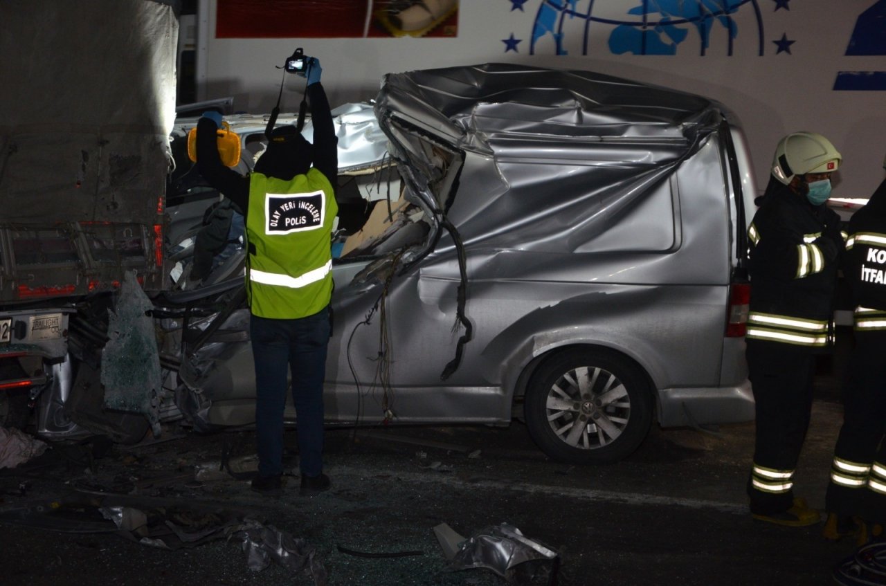 Minibüs Tıra Arkadan Çarptı: 1 Ölü