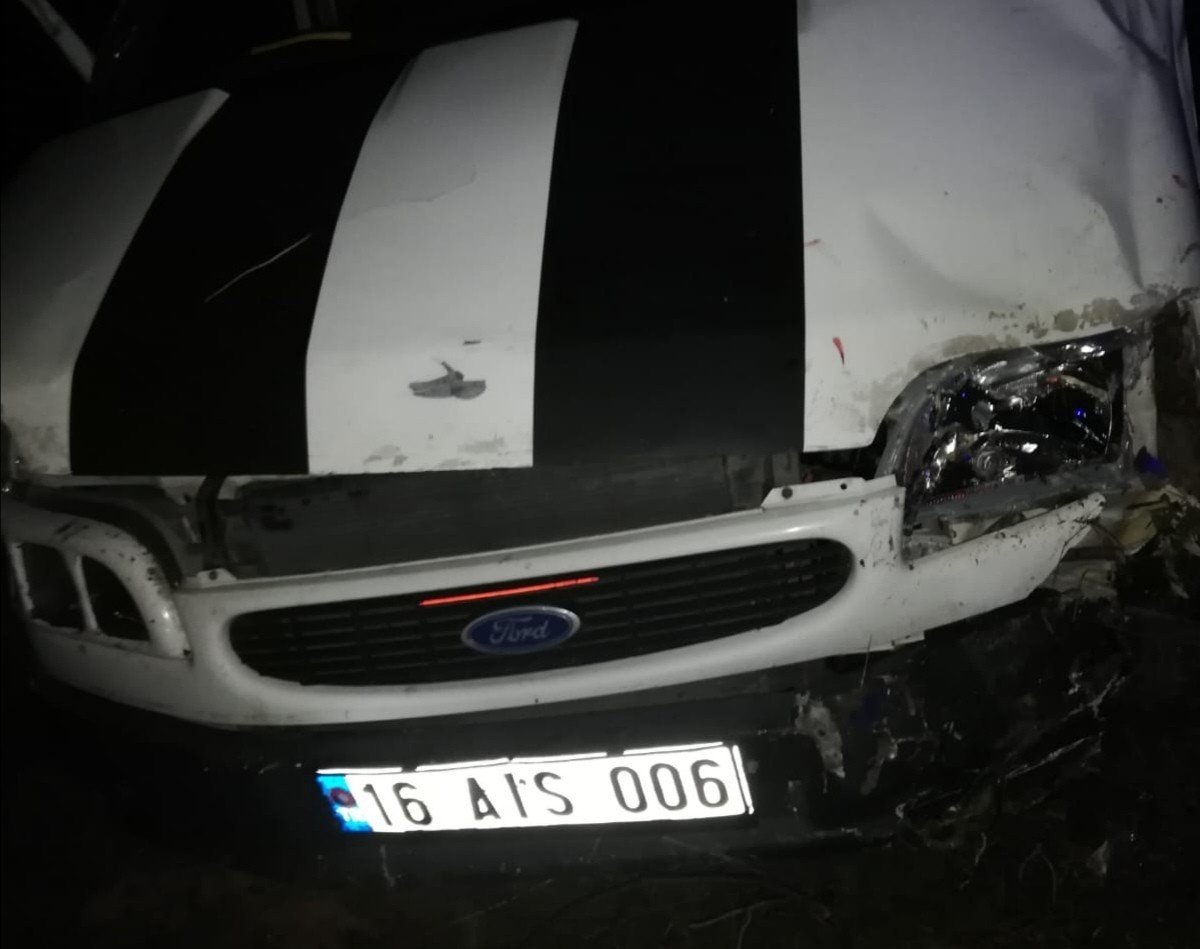 Şarampole Yuvarlanmış Kamyonet Bulundu, Sürücüye Ulaşılamadı