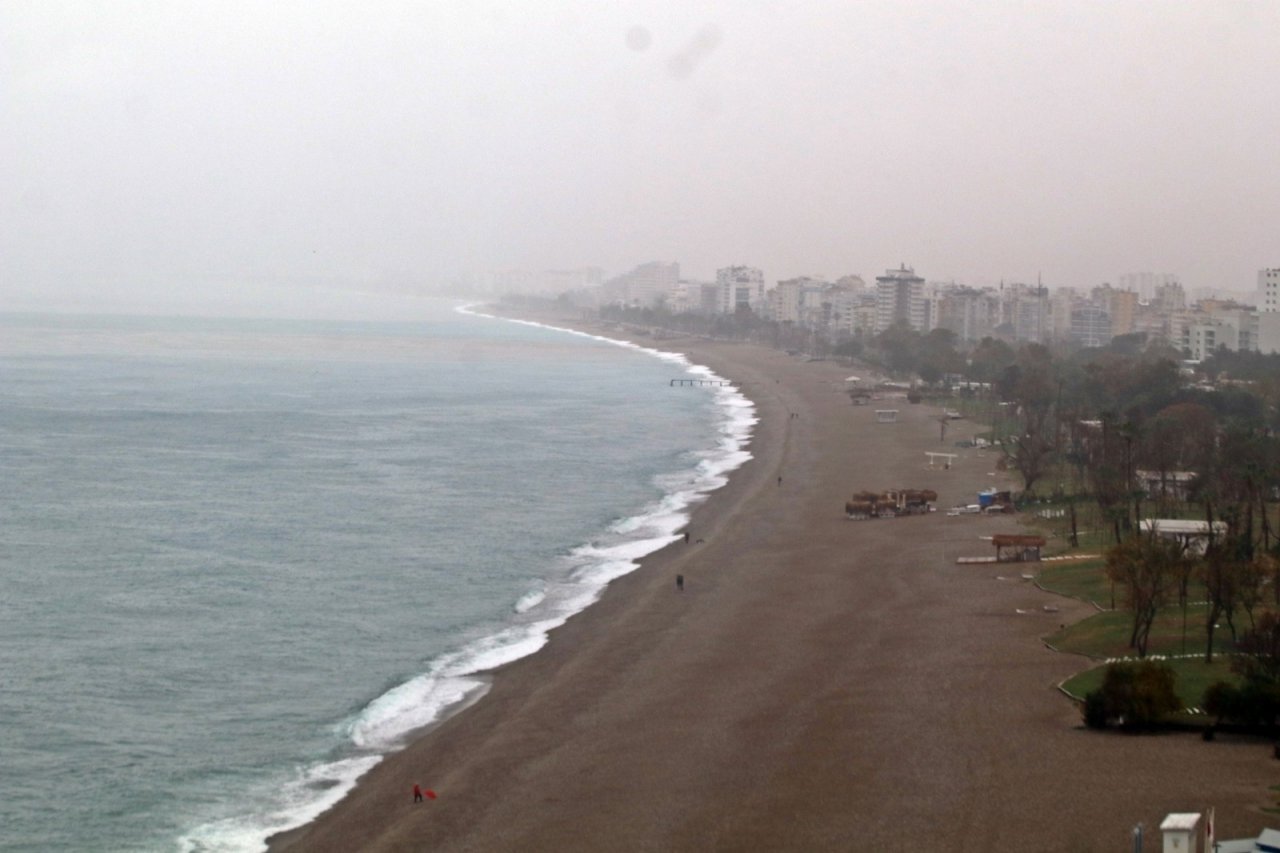 Antalya Soğuk Ve Yağışlı Havanın Etkisi Altına Giriyor